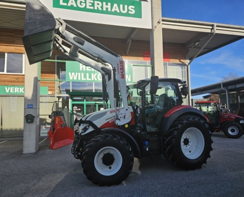 Seitenansicht Steyr 4130 Expert CVT mit gehobener Frontladerschaufel