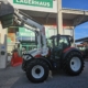 Seitenansicht Steyr 4130 Expert CVT mit gehobener Frontladerschaufel