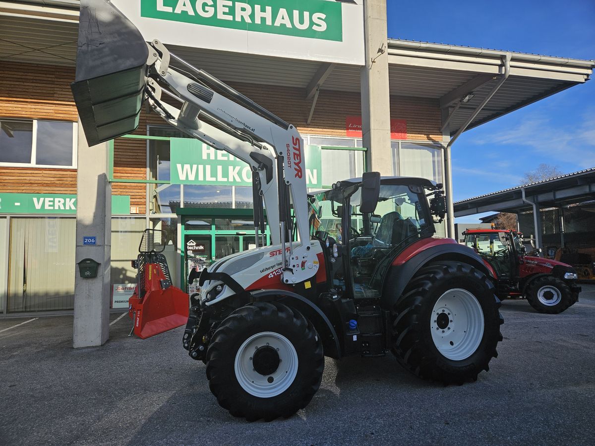 Seitenansicht Steyr 4130 Expert CVT mit gehobener Frontladerschaufel