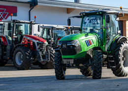 Titelbild: E-Traktor Xeevo auf dem Gelände der Firma Flixeder