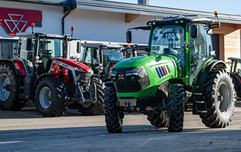 Titelbild: E-Traktor Xeevo auf dem Gelände der Firma Flixeder