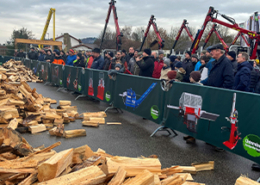 Titelbild: Forstmaschinen im Einsatz mit Holzscheiten auf dem Firmengelände von Unterreiner