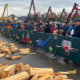 Titelbild: Forstmaschinen im Einsatz mit Holzscheiten auf dem Firmengelände von Unterreiner