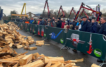 Titelbild: Forstmaschinen im Einsatz mit Holzscheiten auf dem Firmengelände von Unterreiner