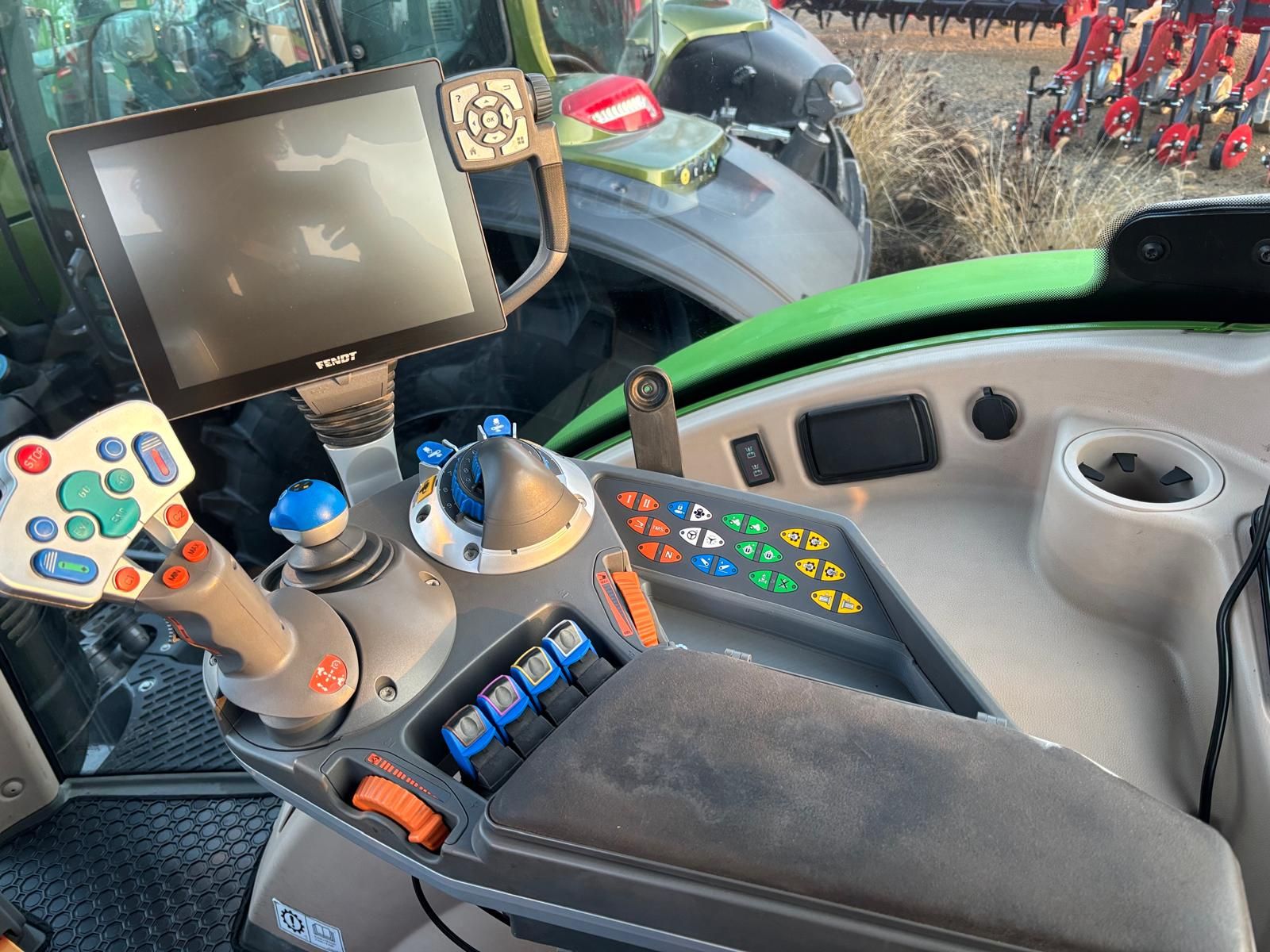 3210-32927056fb1342e279e1328aea921f67-6657660-9vb Innenansicht - Fendt 724 Vario