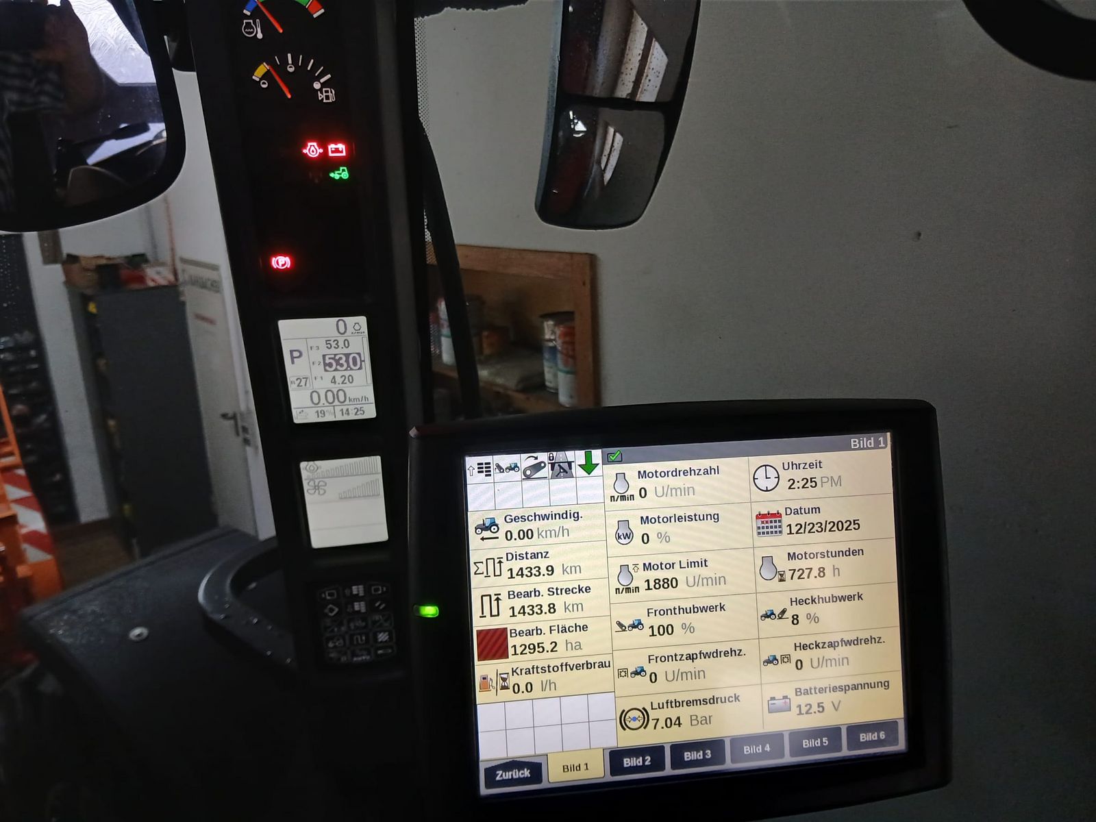 3310-dd8ceddeeeeec0c9720fc00d44c74529-6597725-4vb Innenansicht - Steyr Terrus 6300