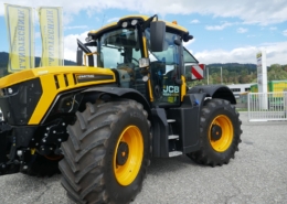 Frontansicht JCB Fastrac 4220 iCON
