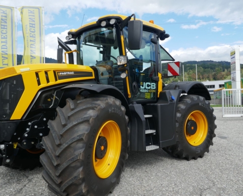 Frontansicht JCB Fastrac 4220 iCON