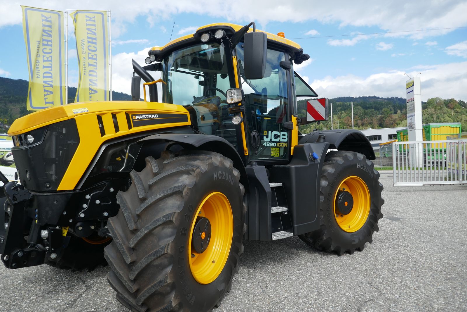 Frontansicht JCB Fastrac 4220 iCON