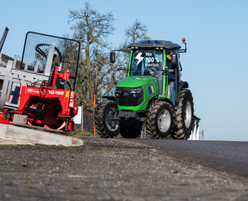 Frontansicht XEEVO 904i in Fahrt auf der Straße