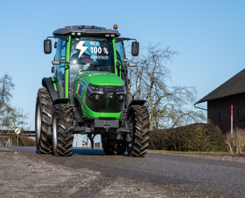 Frontalansicht XEEVO 904i auf der Straße