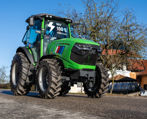 Seitenansicht XEEVO 904i auf der Straße