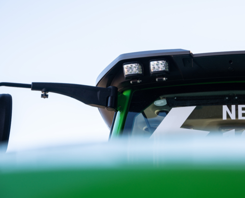 Detailaufnahme XEEVO 904i: Seitenspiegel, obere Scheinwerfer und Teil der Windschutzscheibe auf der "NEU" steht