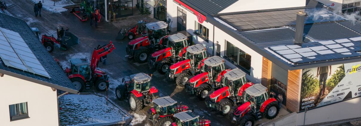 Gelände der Flixeder Landtechnik von oben mit Massey Ferguson Traktoren