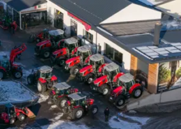 Titelbild: Gelände der Flixeder Landtechnik von oben mit Massey Ferguson Traktoren
