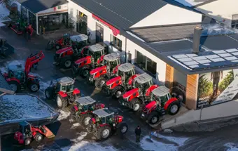 Titelbild: Gelände der Flixeder Landtechnik von oben mit Massey Ferguson Traktoren