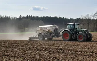 Titelbild: Ausbringung von Kalk