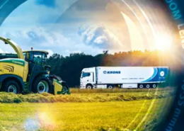 Feldhäcksler und Trailer in Kameraobjektiv