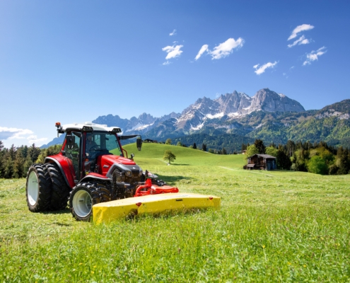 Rechtzeitig zum Start der Grünlandsaison präsentiert Lindner Innovationen und Aktionen für Einsatzprofis.