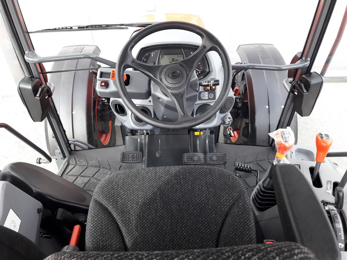 Innenansicht - Seitenansicht - Kubota M4-063 Kabine