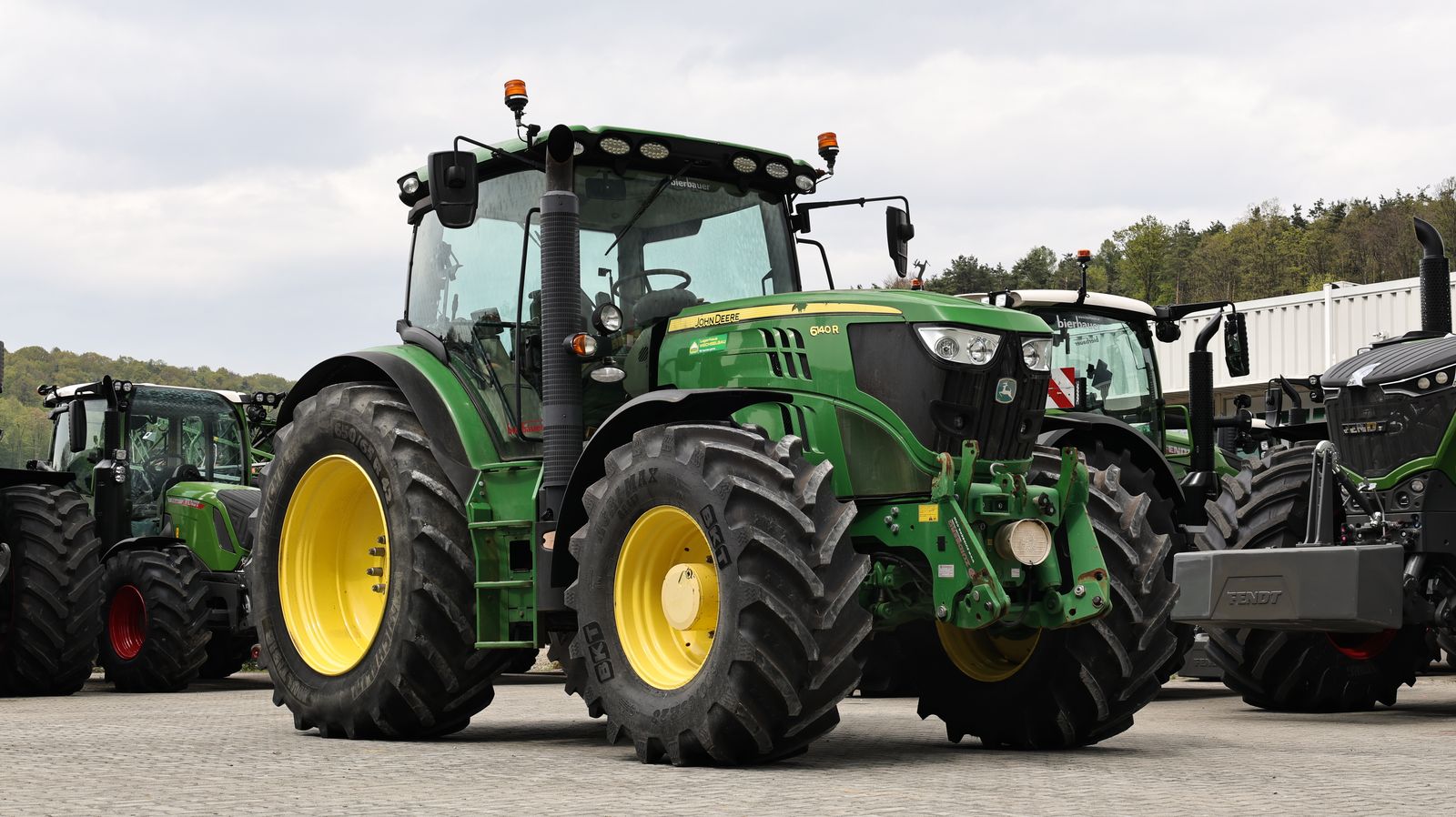 3351-50b4e86416cf57f74195a884bda1d112-7035270-0vb Seitenansicht - John Deere 6140R