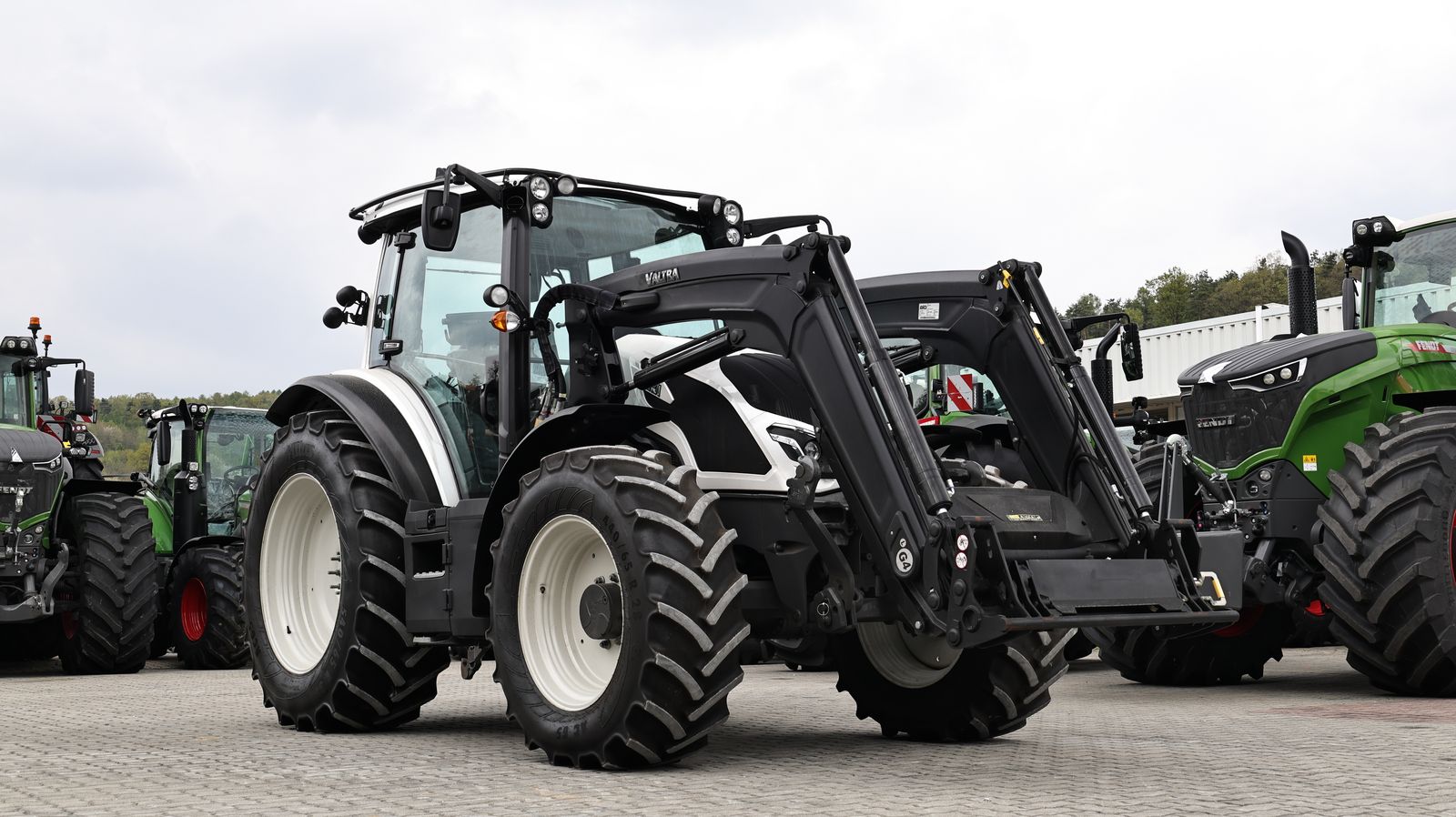 Seitenansicht - Valtra G135 VERSU